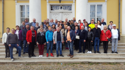 zdj. 7 Uczestnicy spotkania przed frontem pałacu Stadniny koni w Racocie - miejscu podsumowania wyjazdu studyjnego