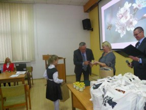 Dyr_Ryszard_Jaworski_i_pani_Magdalena_witkowska_wrczaja_nagrod_Dominice_Woniak