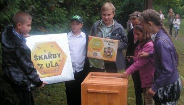 zwiedzanie_pokazowego_ula_na_ciece_edukacyjnej
