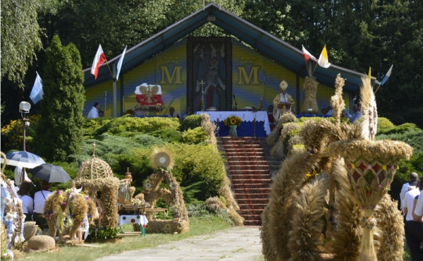 Msza św. przy ołtarzu polowym w Kawnicach